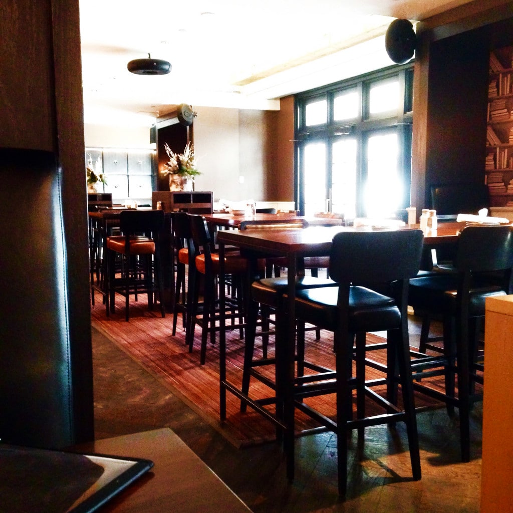 Oliver Bonacini Cafe Grill Toronto Yonge Front Lounge