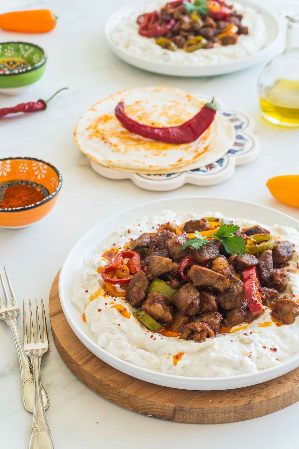 A plate of Ali Nazik tarifi with lamb chunks.
